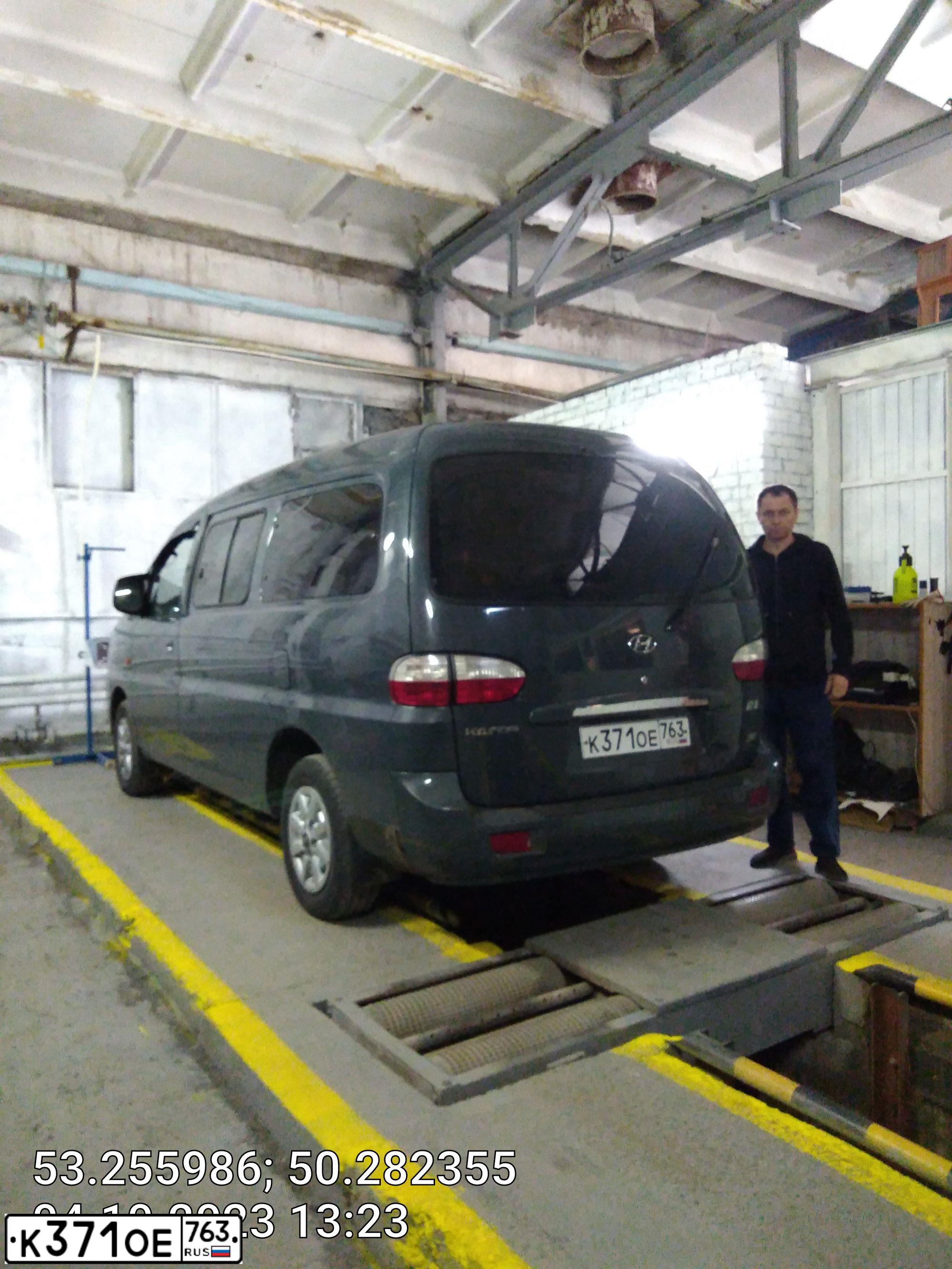 Фото автомобиля HYUNDAI H 1/H 100/STAREX, 2007 — госномер Р717ОУ16. Цвет: ТЕМНО-СЕРЫЙ