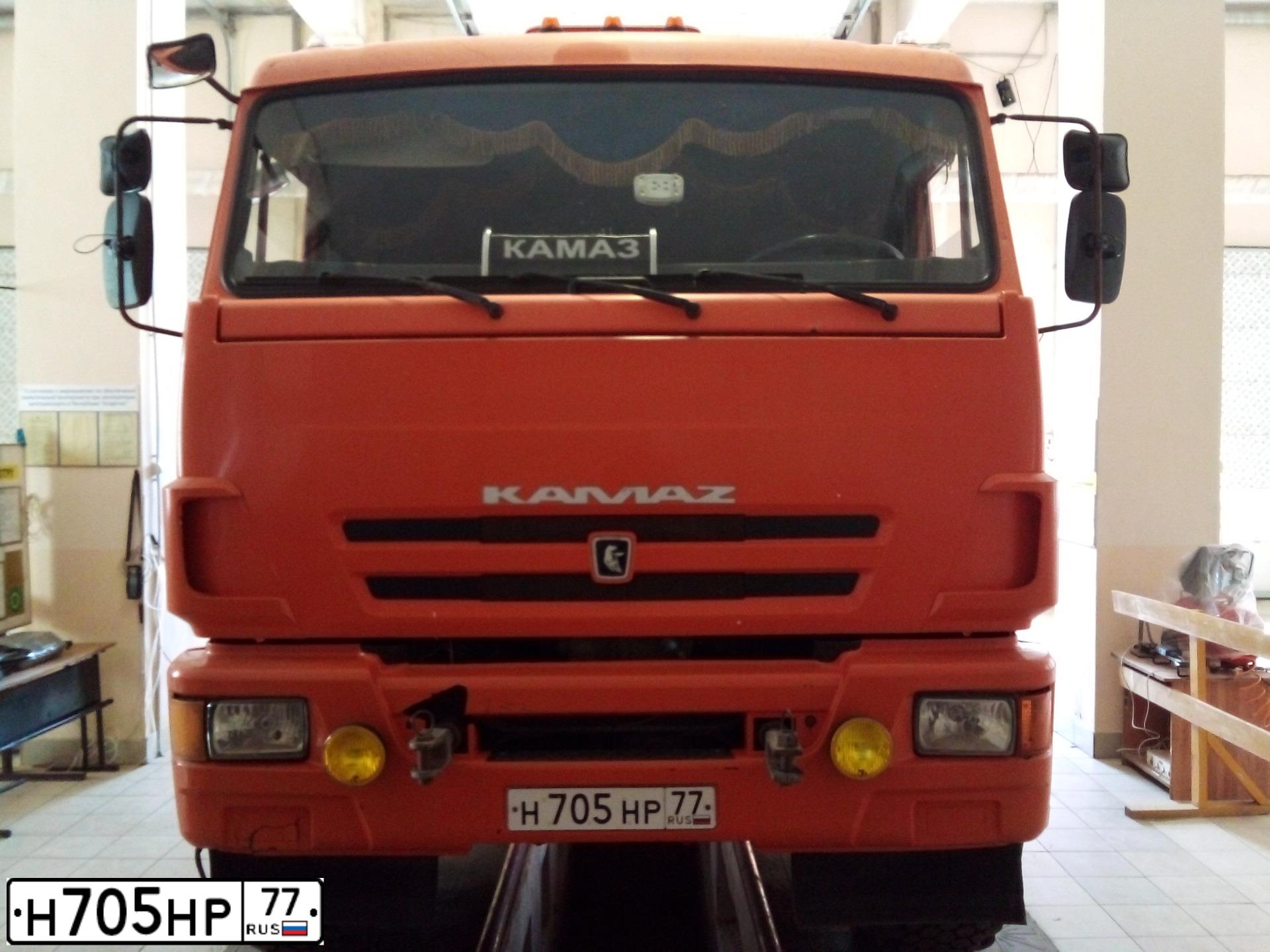 Фото автомобиля KAMAZ 43118 /6X6/, 2012 — госномер Н705НР77. Цвет: ОРАНЖЕВЫЙ