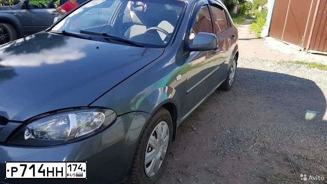 Фото автомобиля CHEVROLET LACETTI, 2010 — госномер Р104ТЕ196. Цвет: СЕРЫЙ
