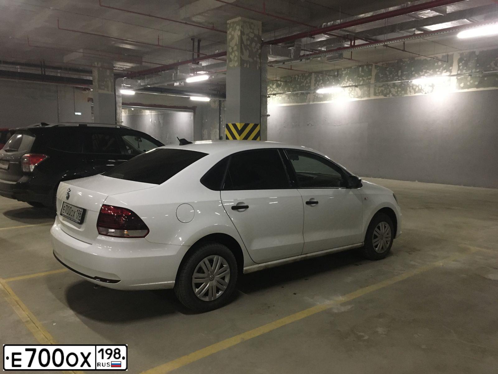 Фото автомобиля VOLKSWAGEN POLO, 2019 — госномер Е700ОХ198. Цвет: Белый