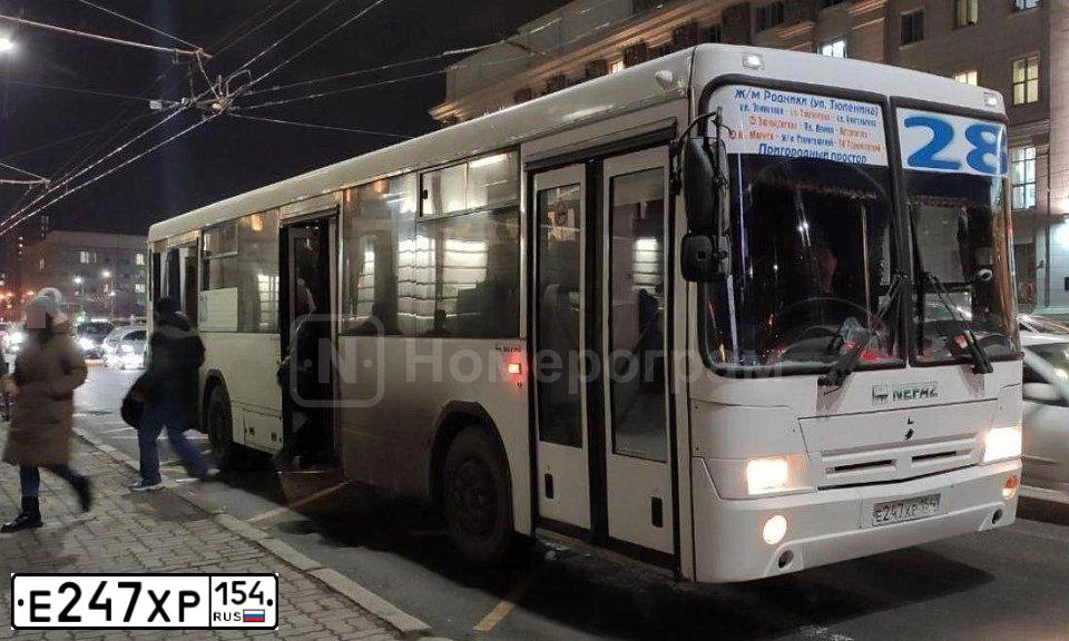 Фото автомобиля NEFAZ 5299 /KAMAZ 5297 4X2/, 2007 — госномер Е247ХР154. Цвет: Белый
