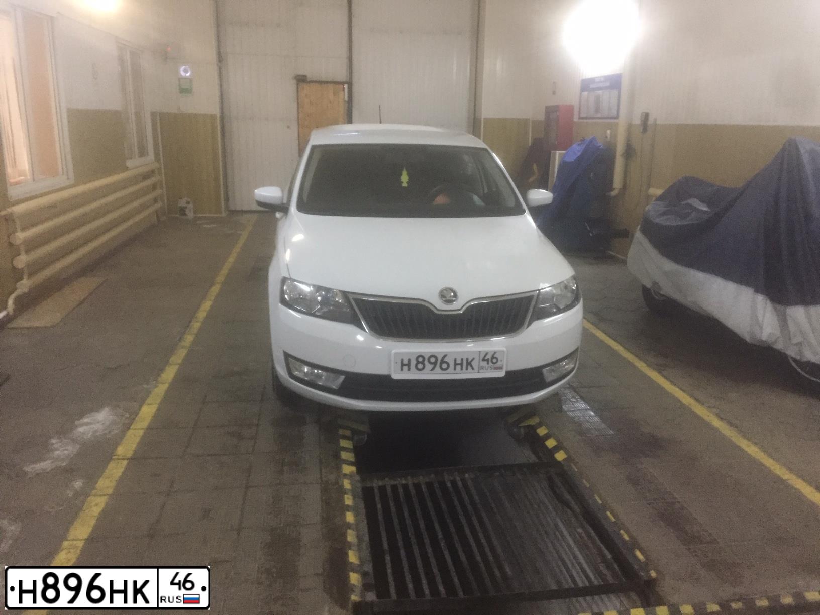 Фото автомобиля SKODA RAPID, 2014 — госномер Р079ВК46. Цвет: Белый