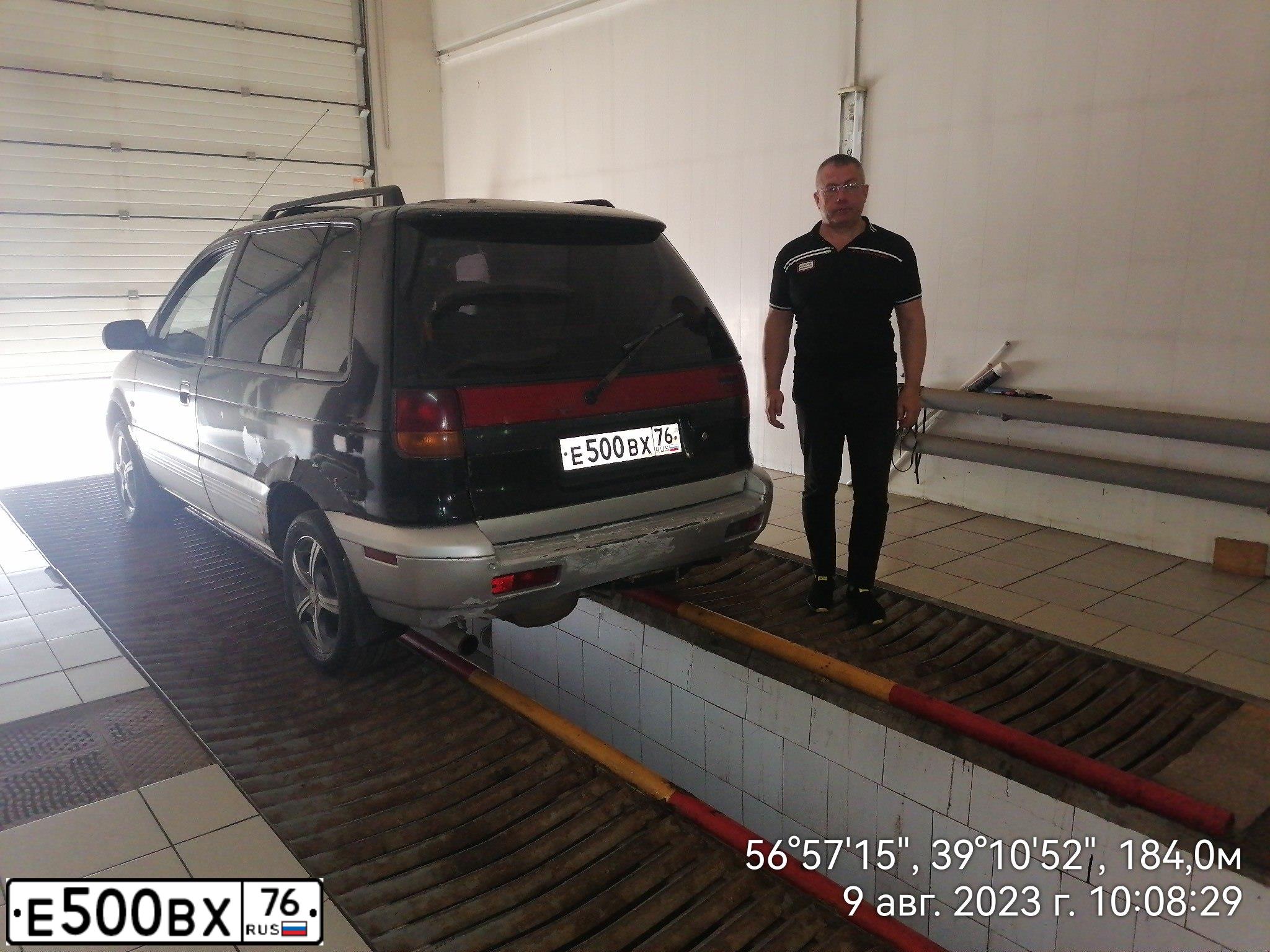 Фото автомобиля MITSUBISHI SPACE RUNNER, 1992 — госномер Е500ВХ76. Цвет: ЧЕРНЫЙ