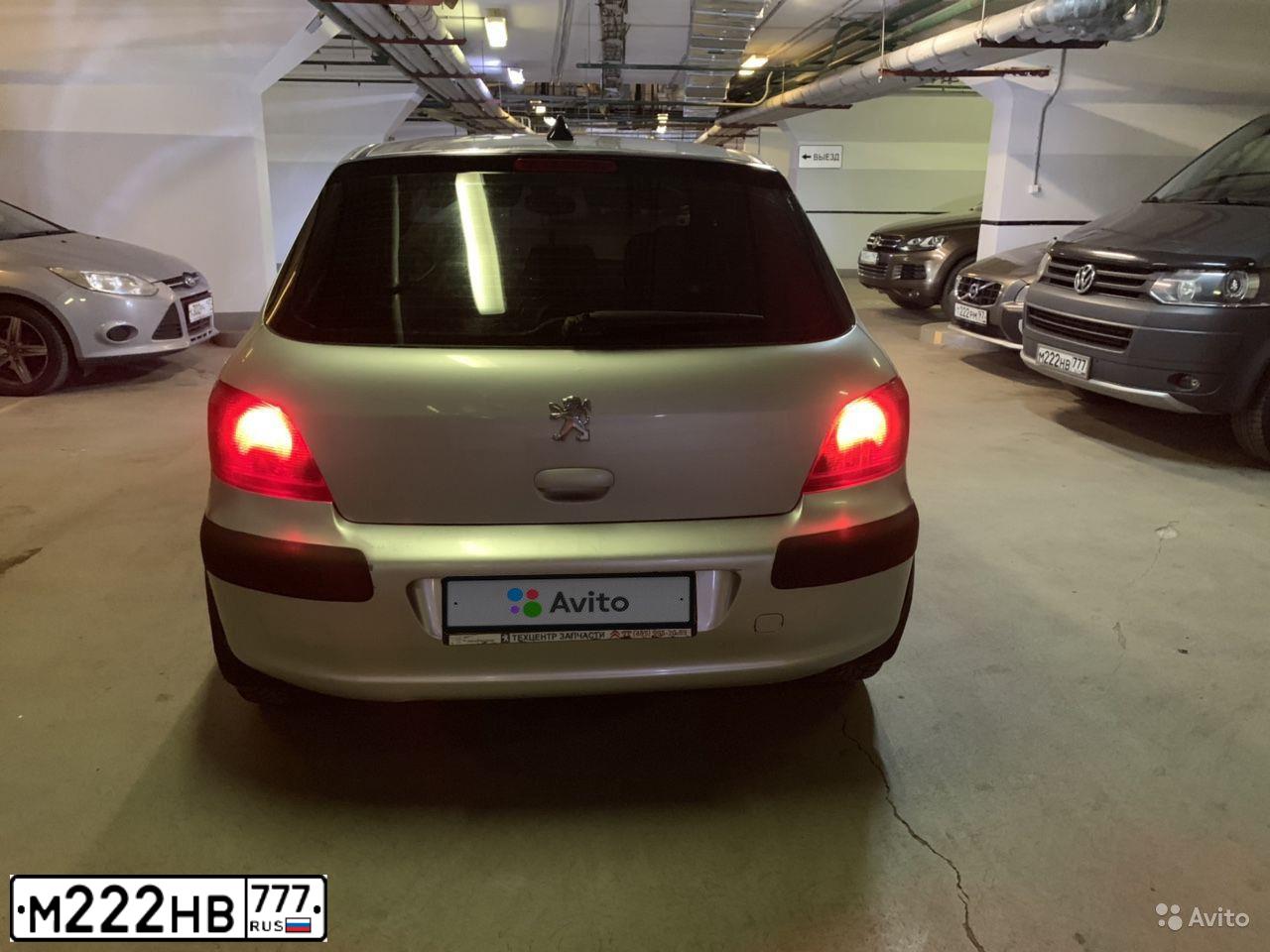 Фото автомобиля VOLKSWAGEN MULTIVAN, 2012 — госномер М222НВ777. Цвет: СЕРЫЙ