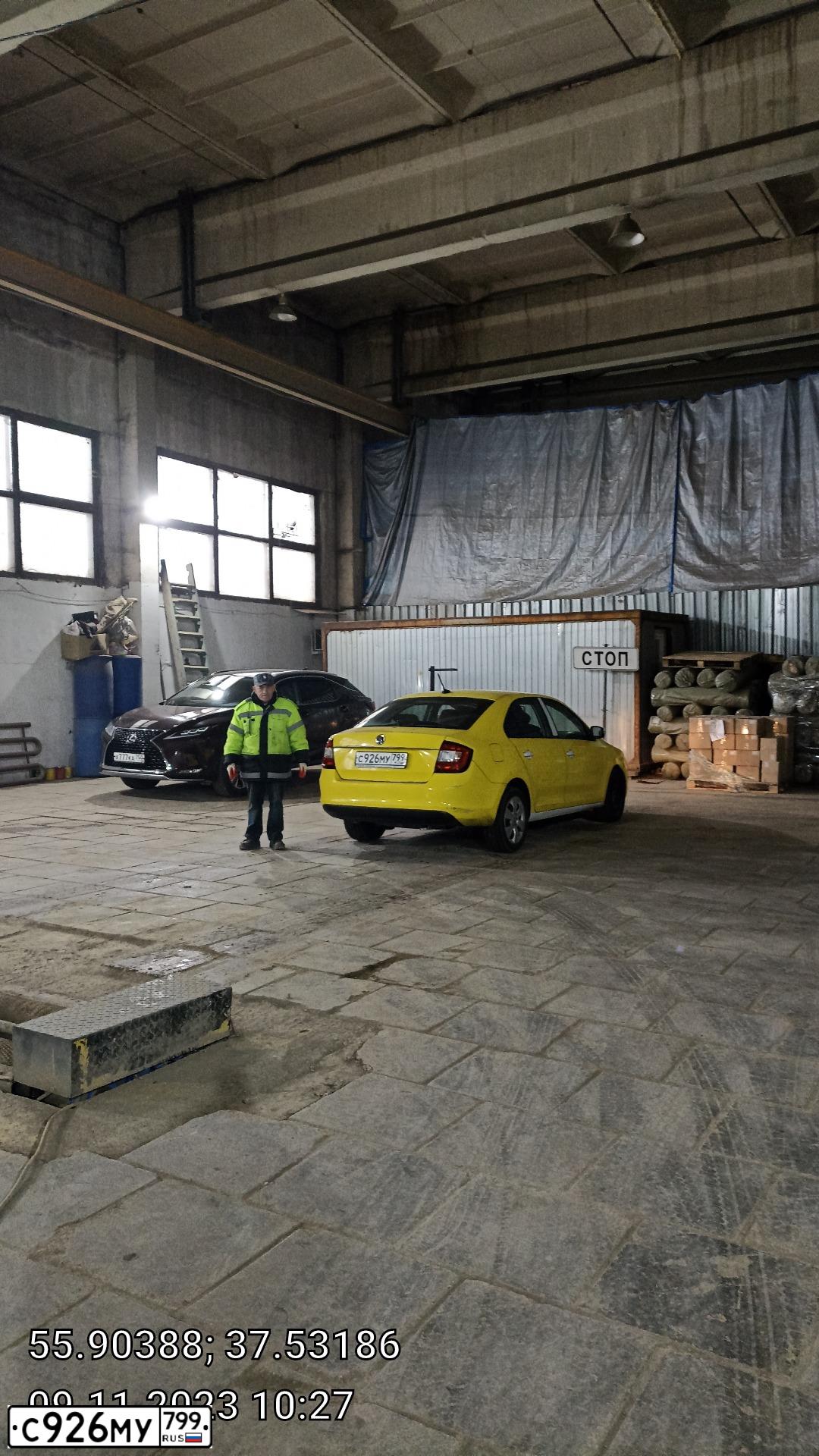 Фото автомобиля SKODA RAPID, 2018 — госномер Р236АХ977. Цвет: ЖЁЛТЫЙ