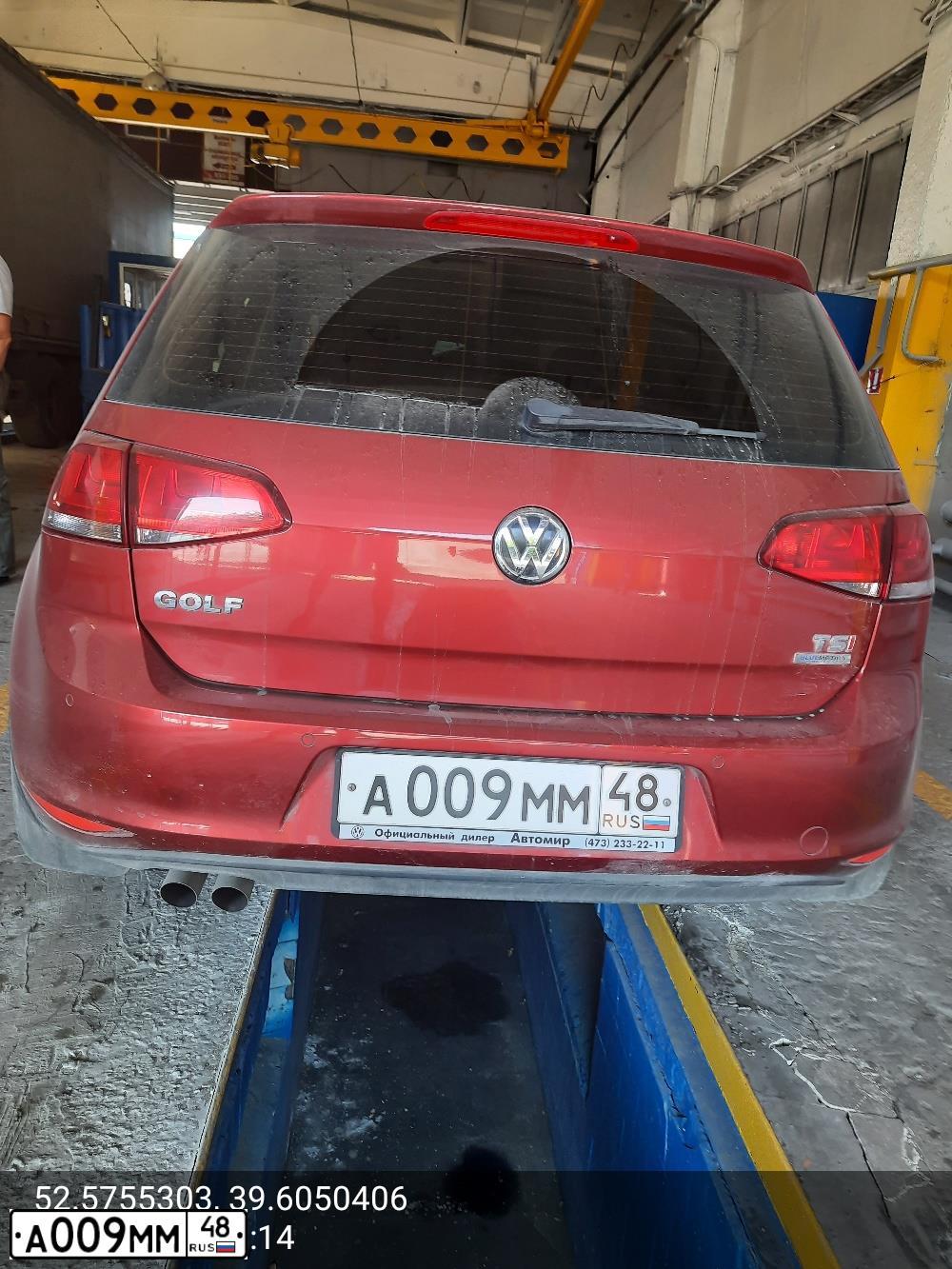 Фото автомобиля VOLKSWAGEN GOLF, 2013 — госномер А009ММ48. Цвет: Красный