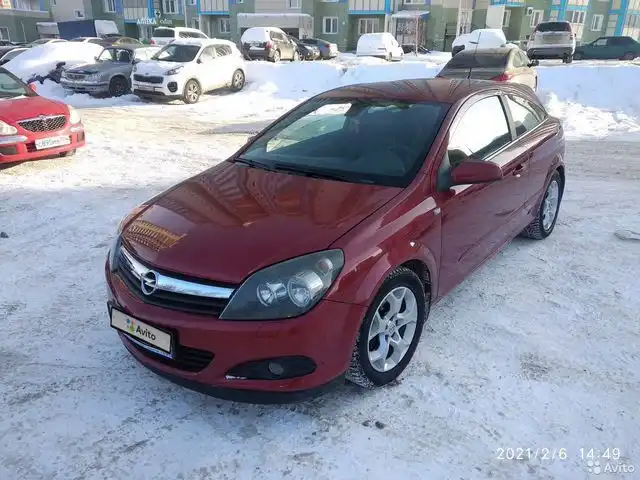 Фото автомобиля OPEL ASTRA, 2006 — госномер У212ЕК124. Цвет: БОРДОВЫЙ