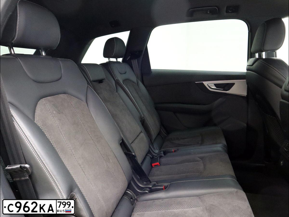 Фото автомобиля AUDI Q7, 2018 — госномер А246КЕ790. Цвет: Белый