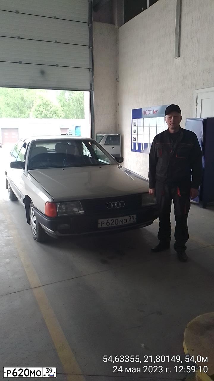 Фото автомобиля AUDI 100, 1985 — госномер Р620МО39. Цвет: СЕРЕБРИСТЫЙ