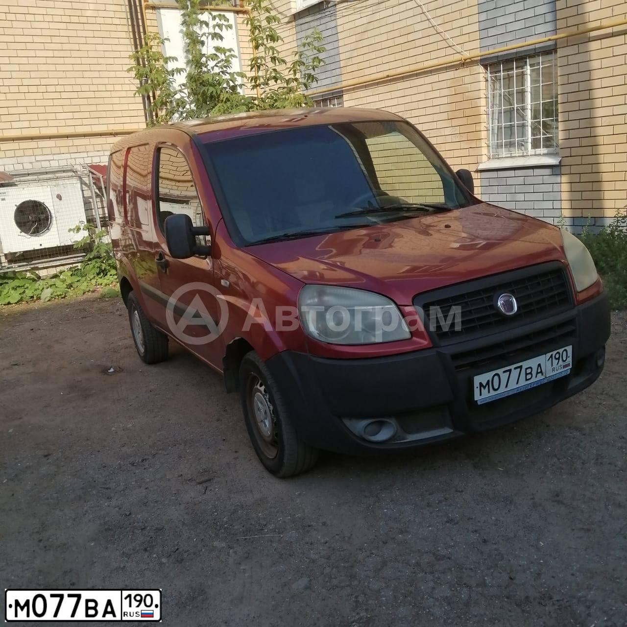 Фото автомобиля FIAT DOBLO, 2008 — госномер М077ВА190. Цвет: БОРДОВЫЙ