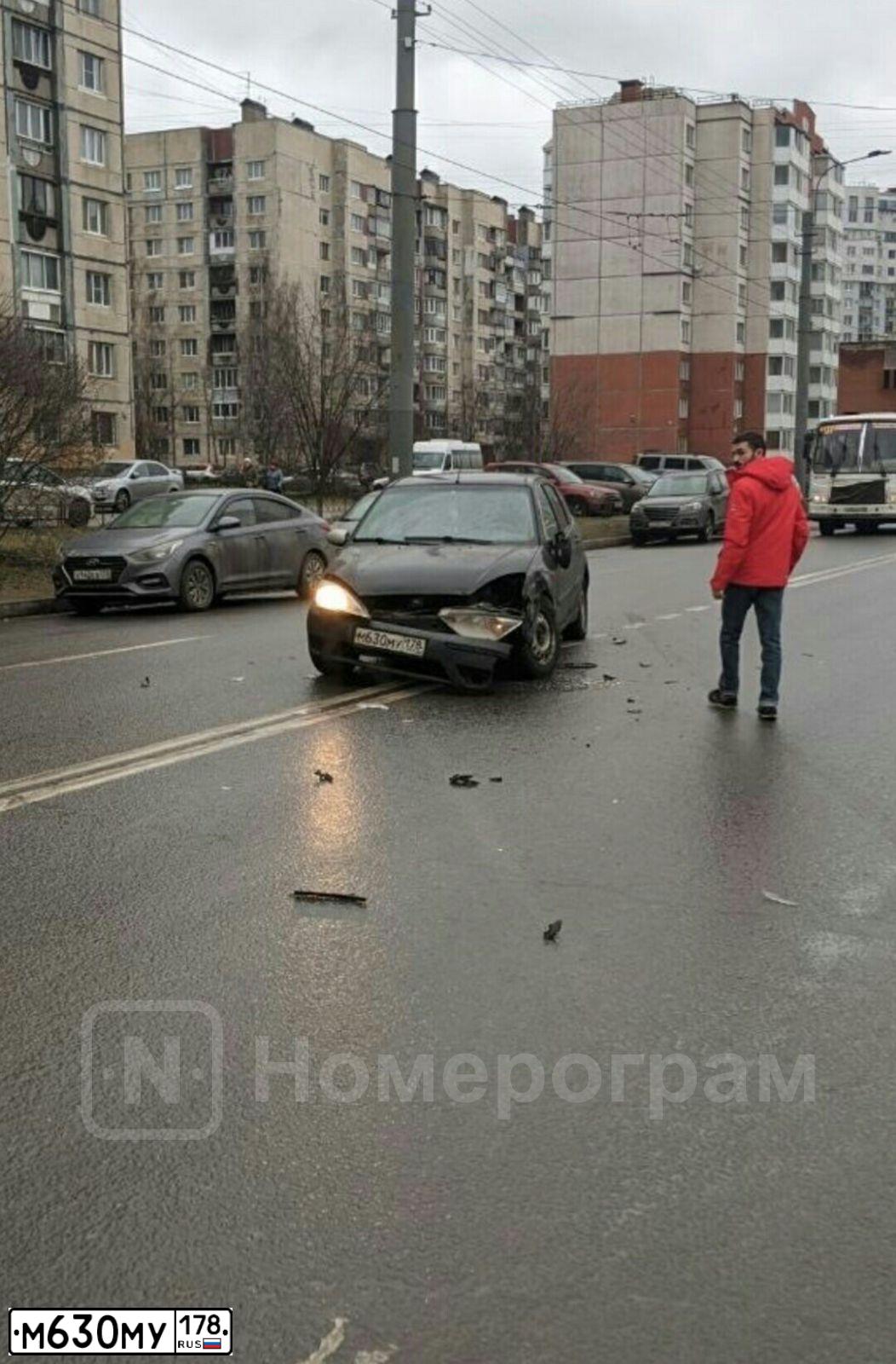 Фото автомобиля FORD FOCUS, 2005 — госномер У811МТ47. Цвет: ЧЕРНЫЙ