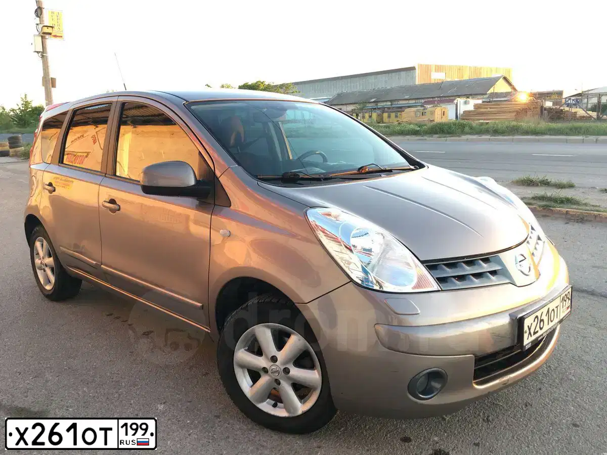 Фото автомобиля NISSAN NOTE, 2008 — госномер Х261ОТ199. Цвет: СВЕТЛО-КОРИЧНЕВЫЙ