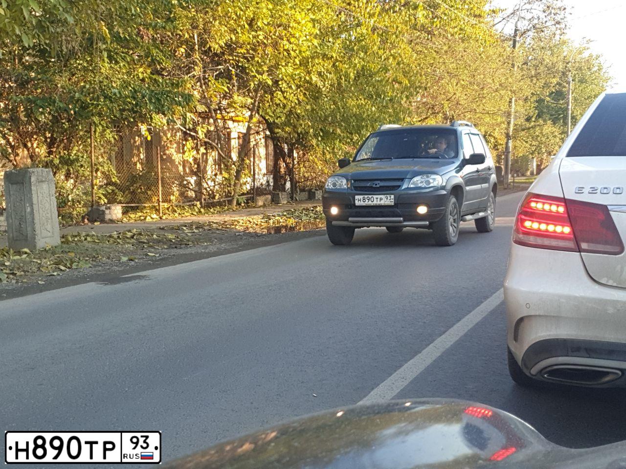 Фото автомобиля CHEVROLET NIVA, 2010 — госномер Н890ТР93. Цвет: ТЕМНЫЙ СЕРО-ЗЕЛЕНЫЙ МЕТАЛ