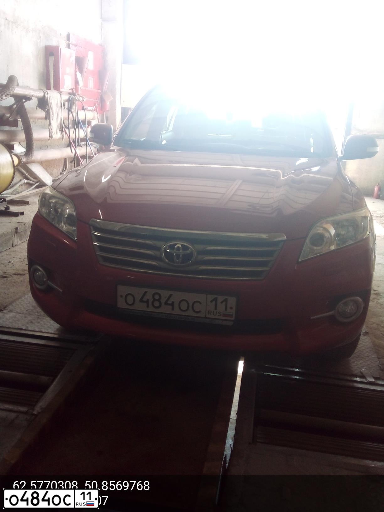 Фото автомобиля TOYOTA RAV4, 2012 — госномер О484ОС11. Цвет: Красный