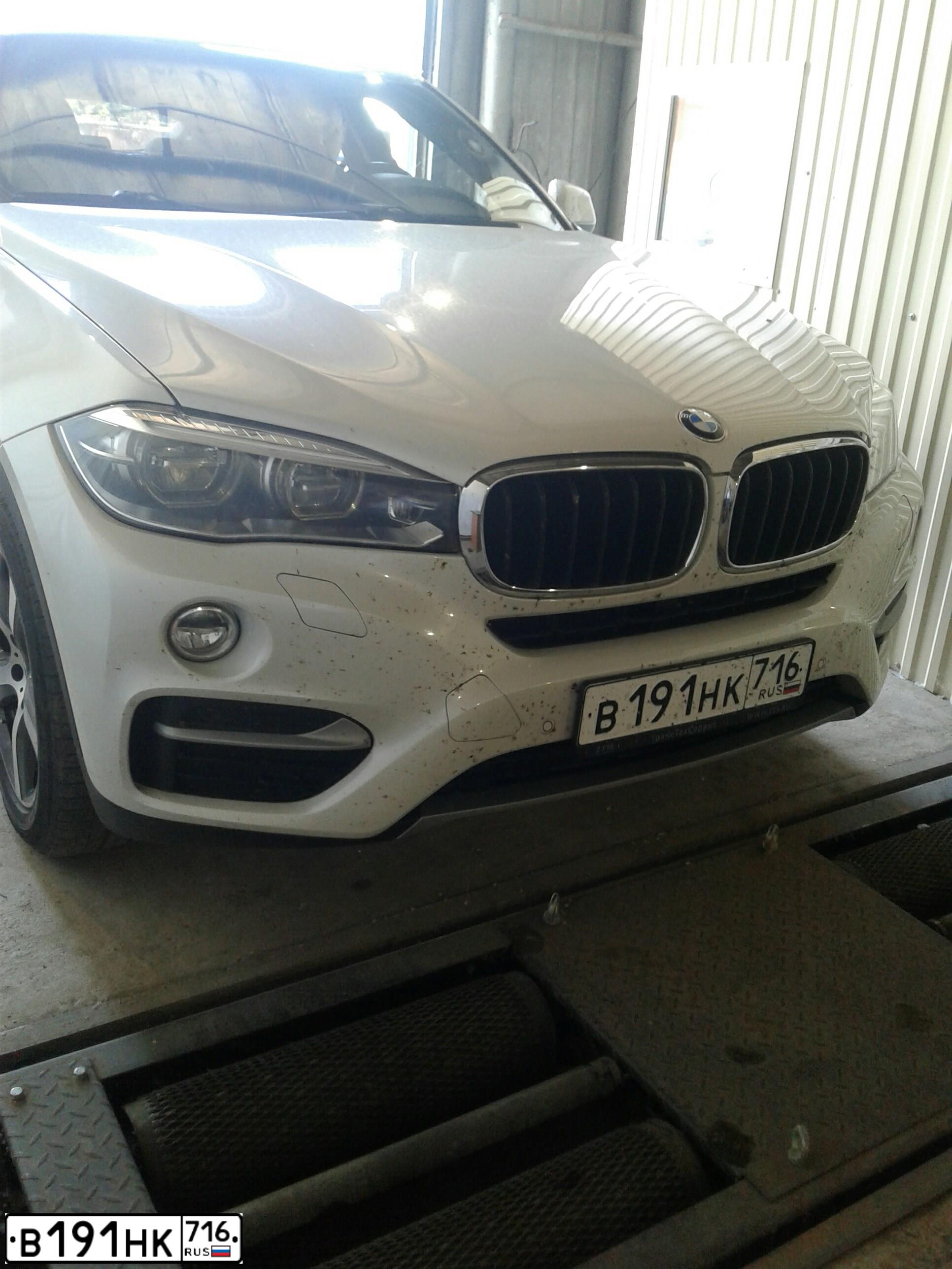 Фото автомобиля BMW X6, 2016 — госномер О658НУ154. Цвет: БЕЛЫЙ МЕТАЛЛИК
