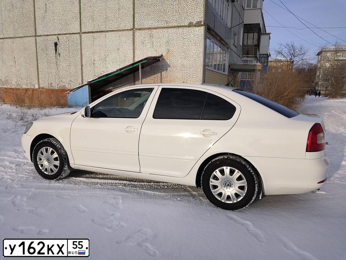 Фото автомобиля SKODA OCTAVIA, 2011 — госномер С165ВА55. Цвет: Белый