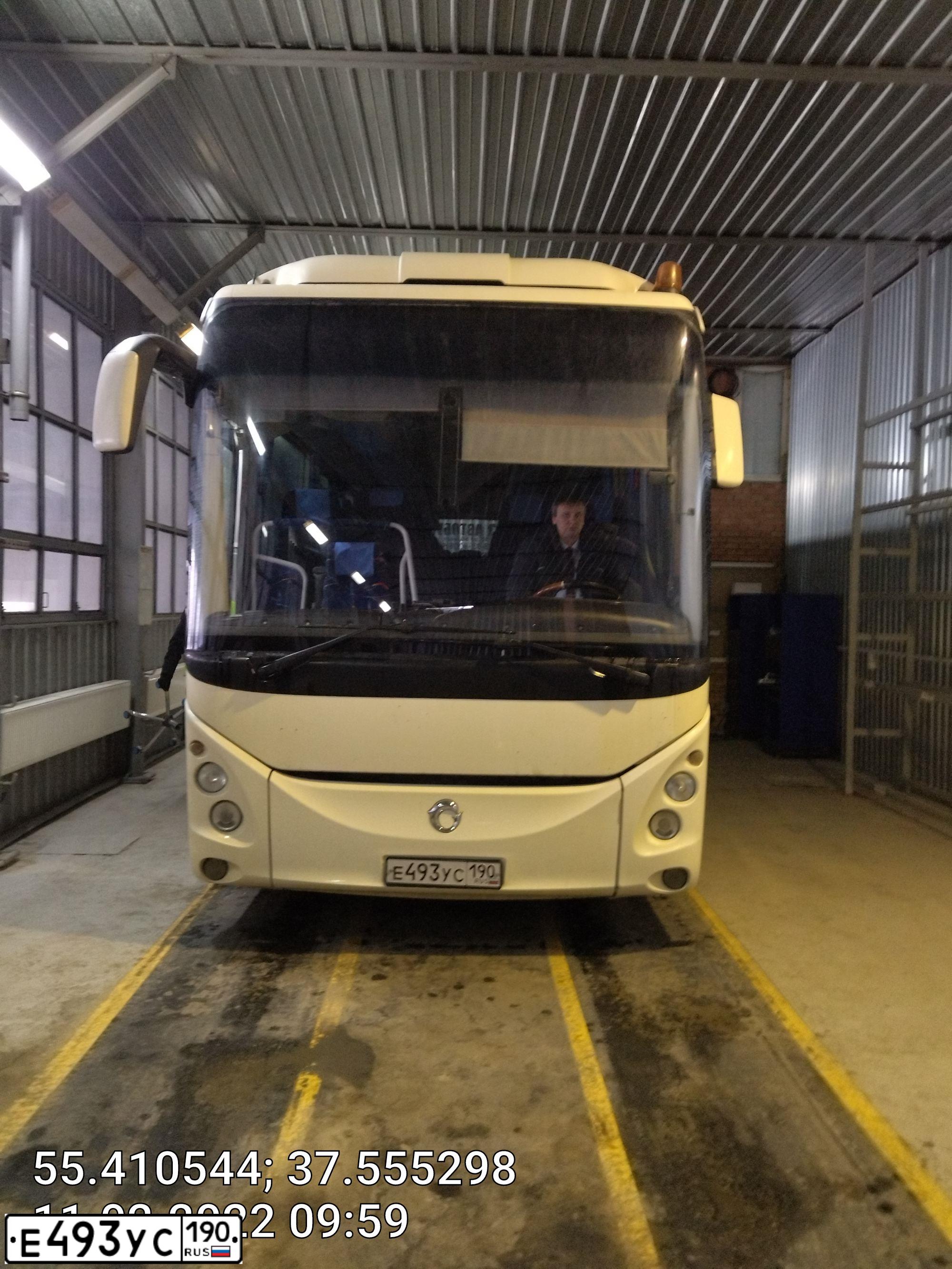Фото автомобиля IRISBUS CROSSWAY, 2012 — госномер Е496УС190. Цвет: БЕЛЫЙ