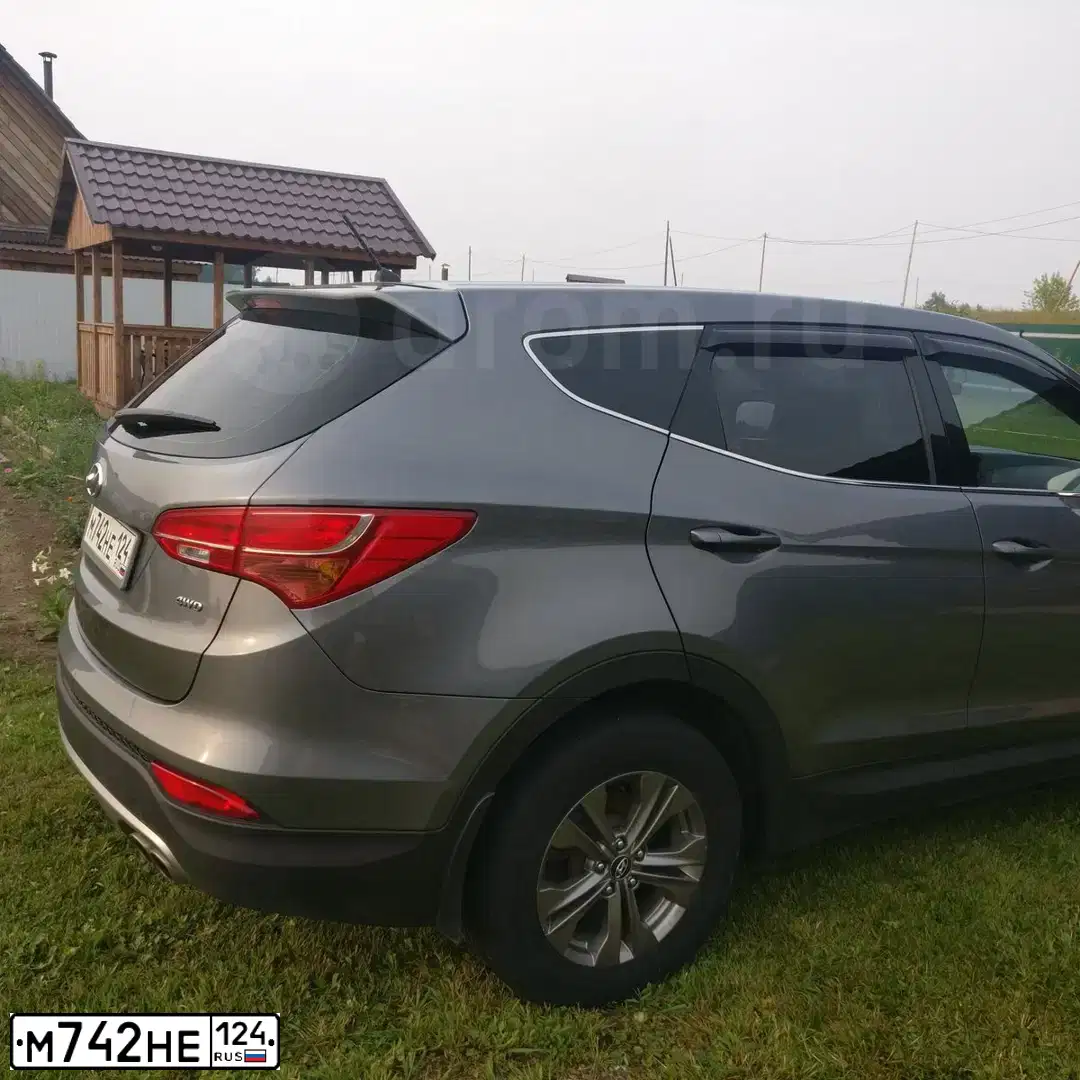 Фото автомобиля HYUNDAI SANTA FE, 2013 — госномер Р277СК124. Цвет: СЕРЫЙ