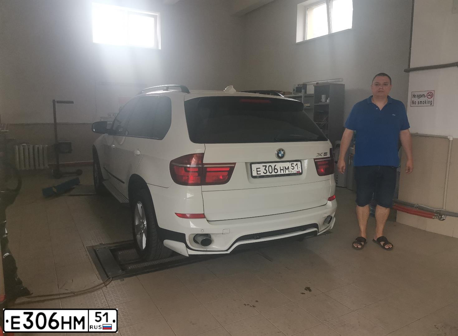Фото автомобиля BMW X5, 2010 — госномер Р658НН16. Цвет: Белый