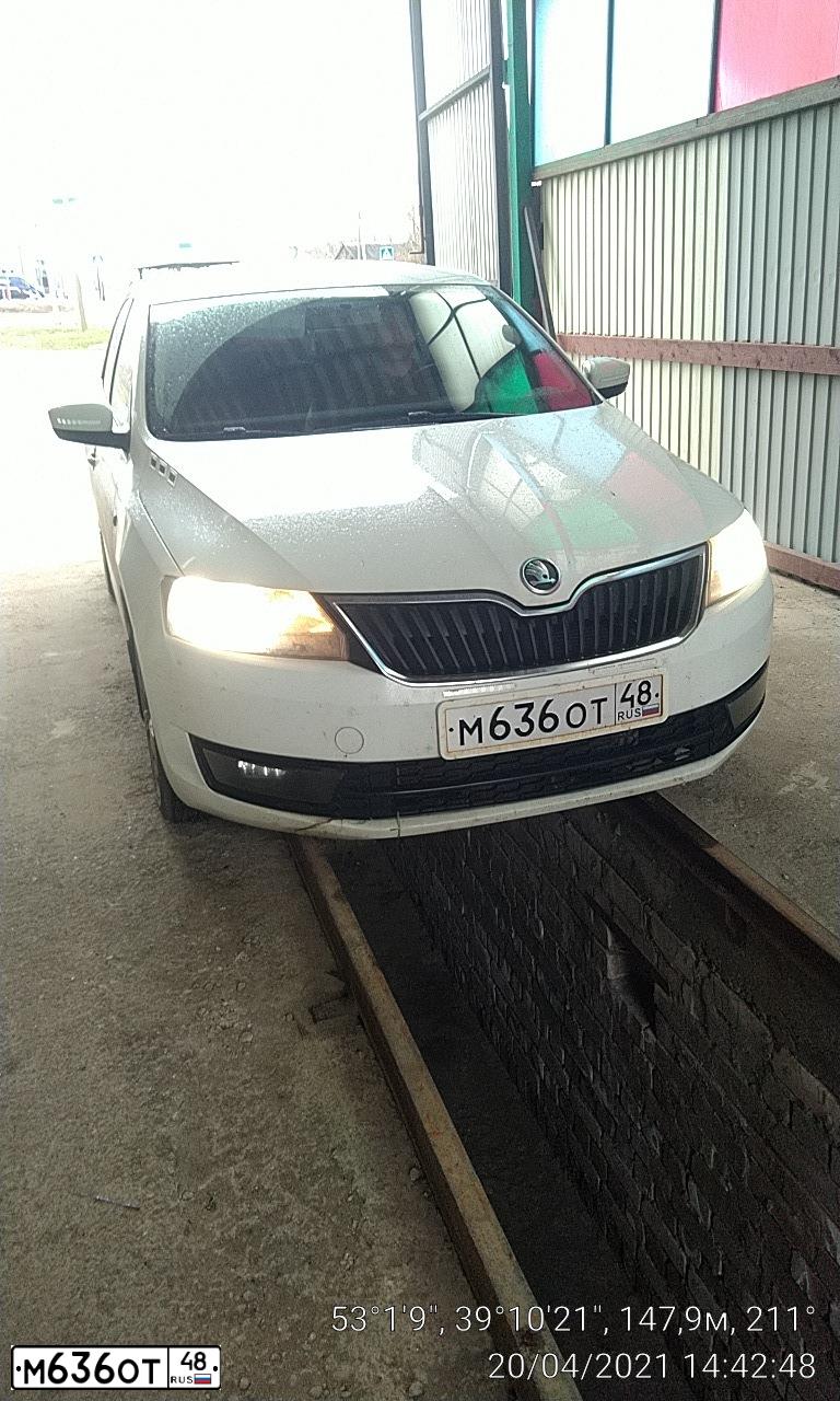 Фото автомобиля SKODA RAPID, 2014 — госномер М636ОТ48. Цвет: Белый