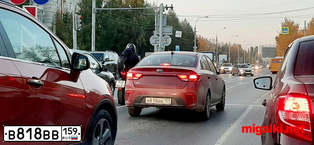 Фото автомобиля KIA RIO, 2018 — госномер В818ВВ159. Цвет: КРАСНЫЙ