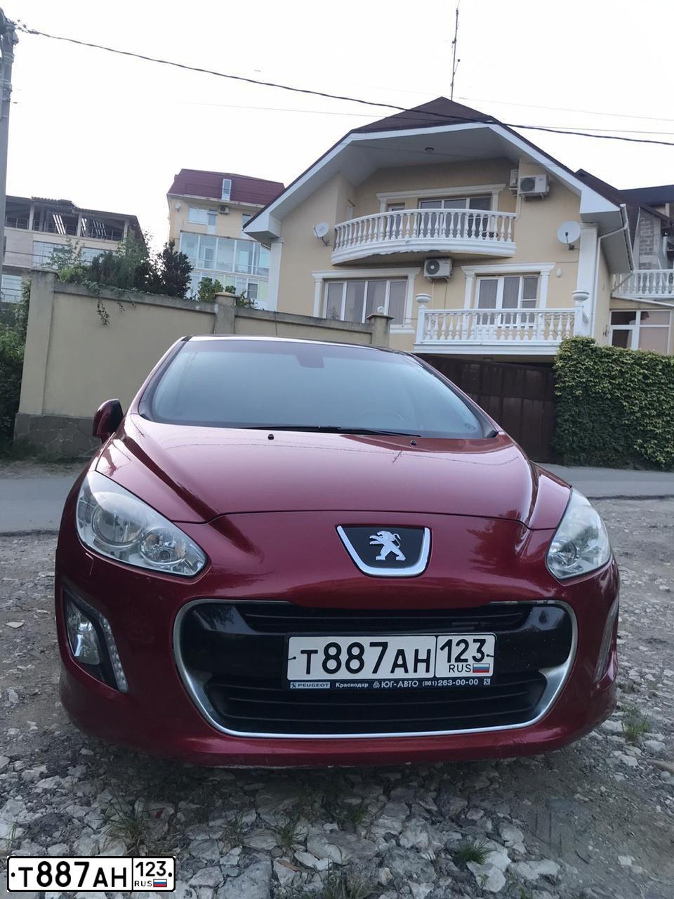 Фото автомобиля PEUGEOT 308, 2011 — госномер А855ЕЕ761. Цвет: Красный