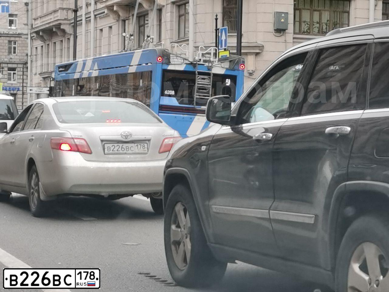 Фото автомобиля TOYOTA CAMRY, 2011 — госномер В226ВС178. Цвет: СЕРЕБРИСТЫЙ МЕТАЛЛИК