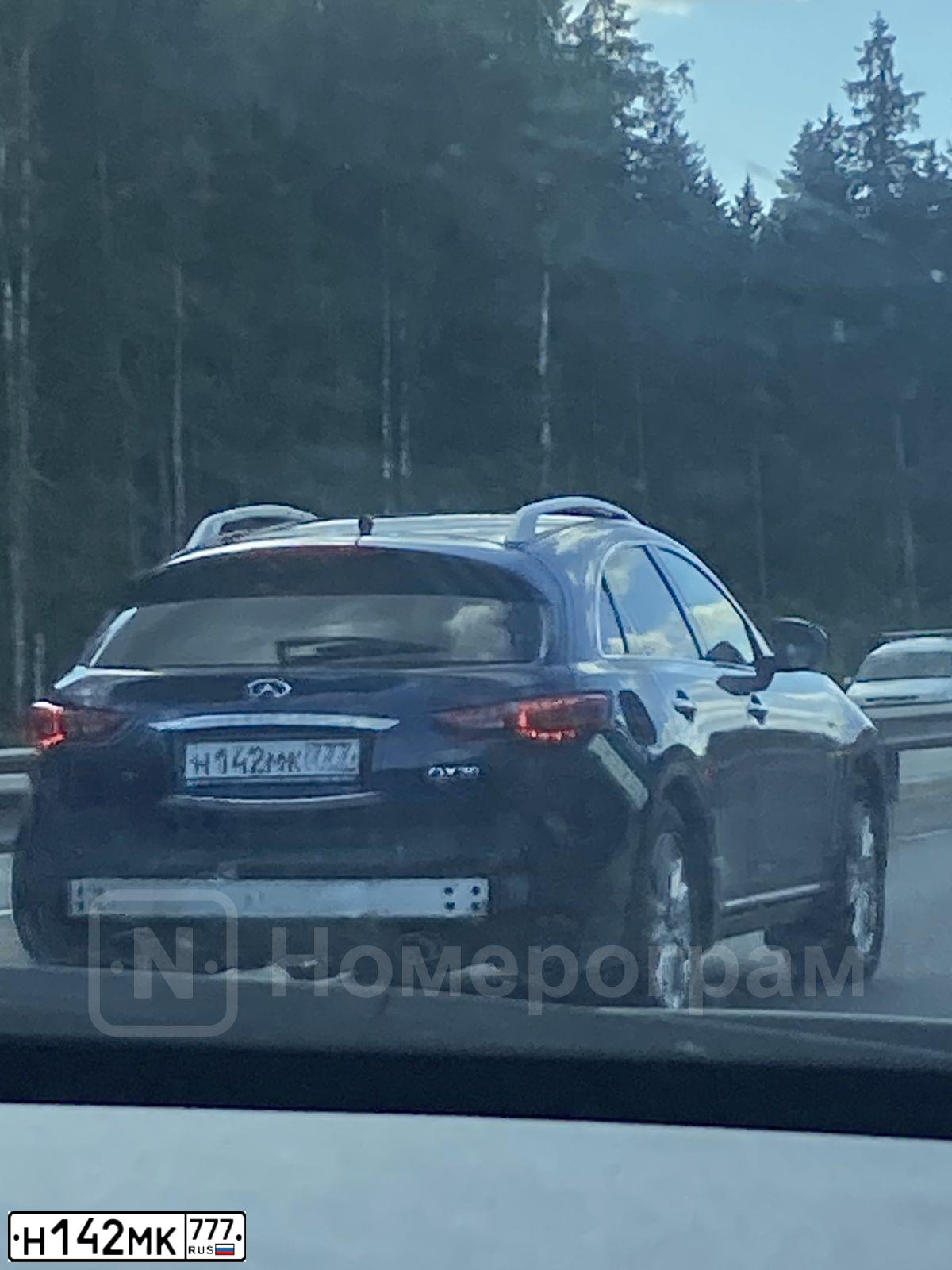 Фото автомобиля INFINITI QX70 /FX/, 2014 — госномер Н142МК777. Цвет: синий