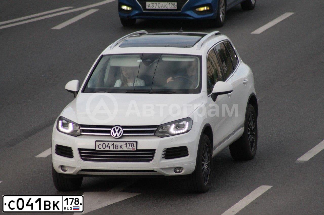 Фото автомобиля VOLKSWAGEN TOUAREG, 2014 — госномер С041ВК178. Цвет: Белый