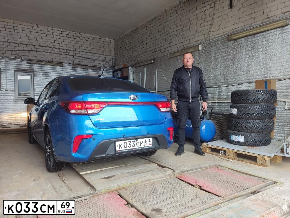 Фото автомобиля KIA RIO, 2017 — госномер К033СМ69. Цвет: Синий