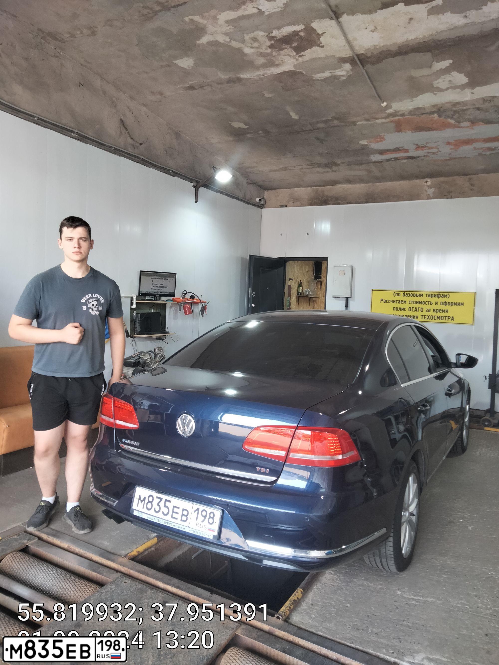 Фото автомобиля VOLKSWAGEN PASSAT, 2012 — госномер О026РР47. Цвет: ТЕМНО-СИНИЙ