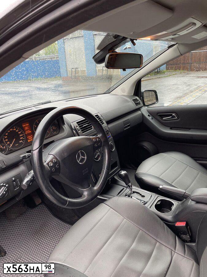 Фото автомобиля SKODA FABIA, 2009 — госномер М477РУ178. Цвет: КРАСНЫЙ
