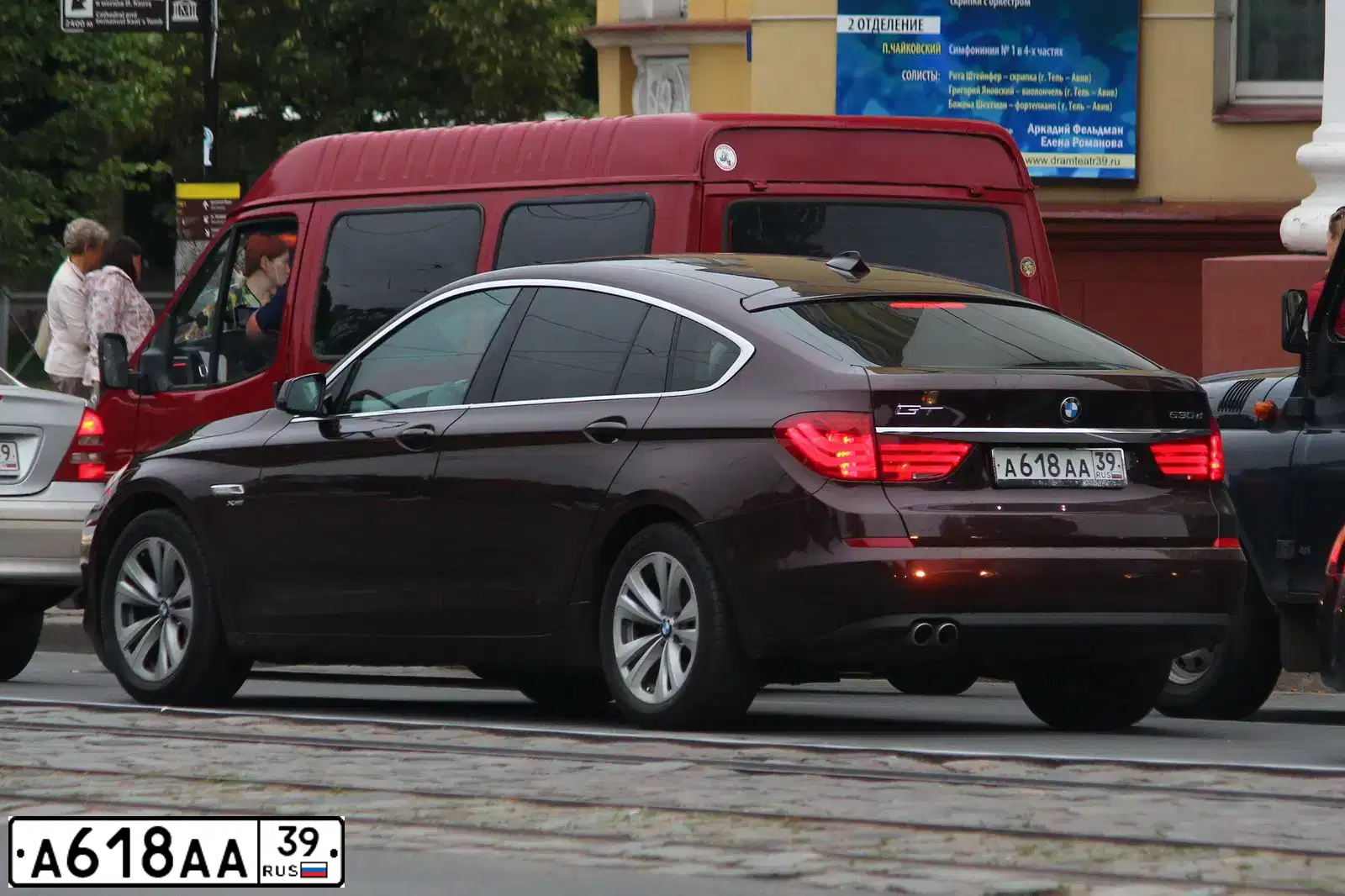 Фото автомобиля BMW 530D, 2011 — госномер А569ТН67. Цвет: БОРДОВЫЙ