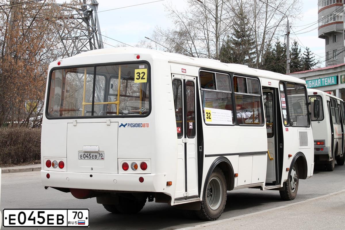 Фото автомобиля PAZ 3205, 2017 — госномер Е045ЕВ70. Цвет: МНОГОЦВЕТНЫЙ