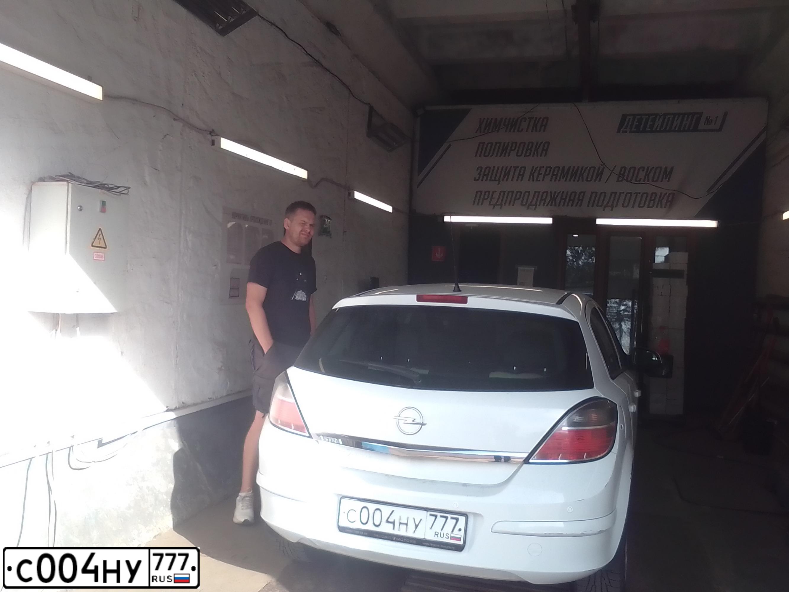 Фото автомобиля OPEL ASTRA, 2014 — госномер С004НУ777. Цвет: Белый