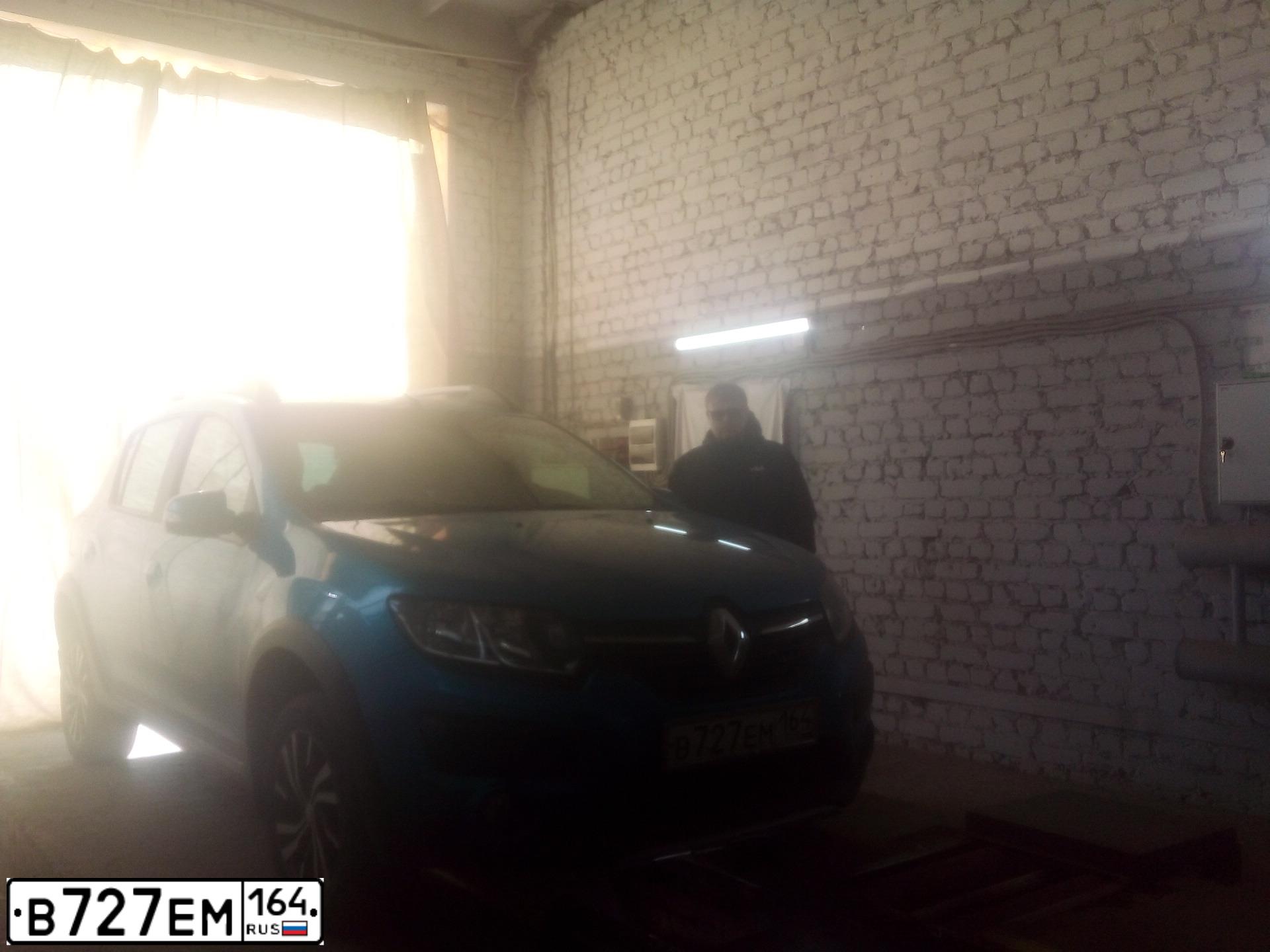 Фото автомобиля RENAULT SANDERO, 2015 — госномер В727ЕМ164. Цвет: СВЕТЛО СИНИЙ