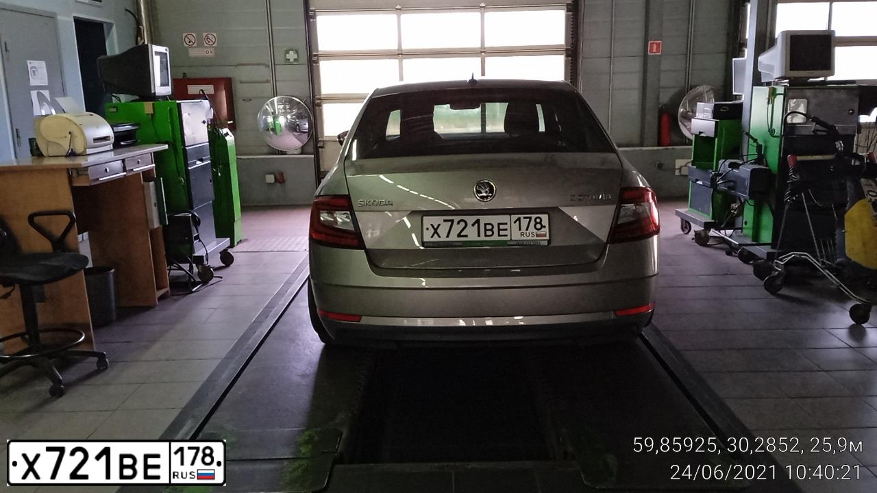 Фото автомобиля SKODA OCTAVIA, 2017 — госномер Х721ВЕ178. Цвет: БЕЖЕВЫЙ