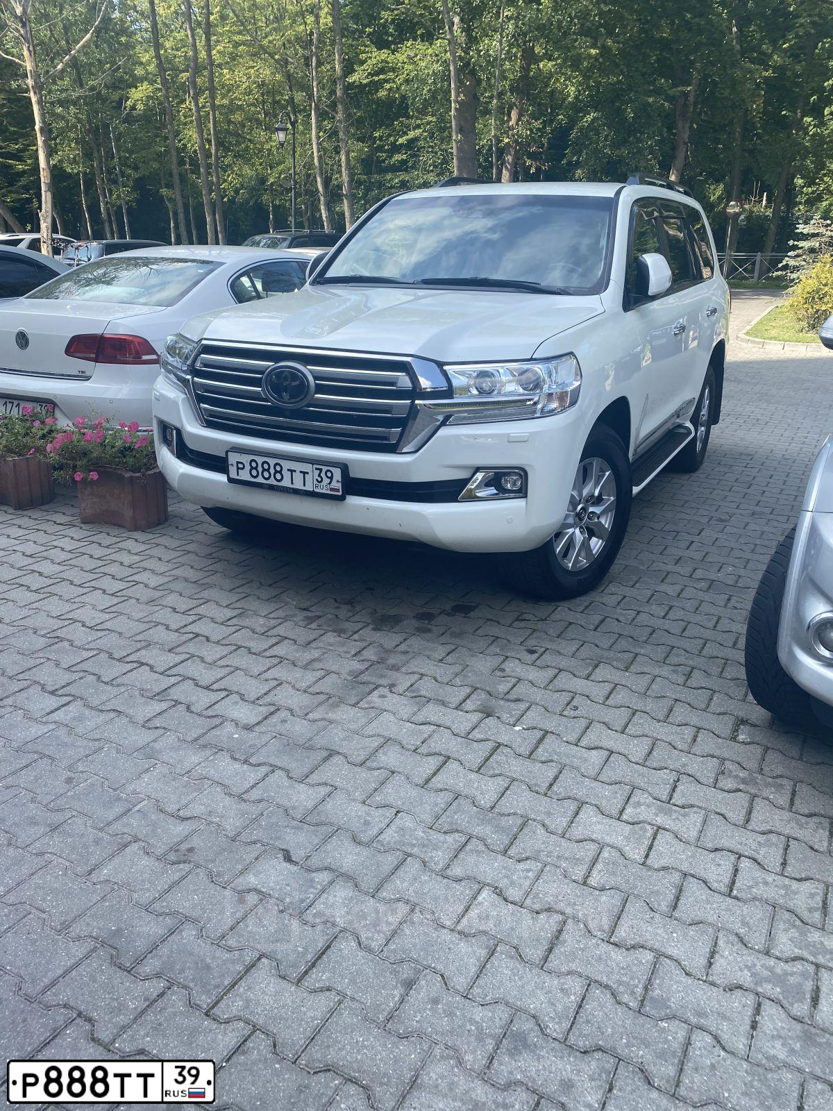 Фото автомобиля TOYOTA LANDCRUISER 200, 2016 — госномер Р888ТТ39. Цвет: БЕЛЫЙ