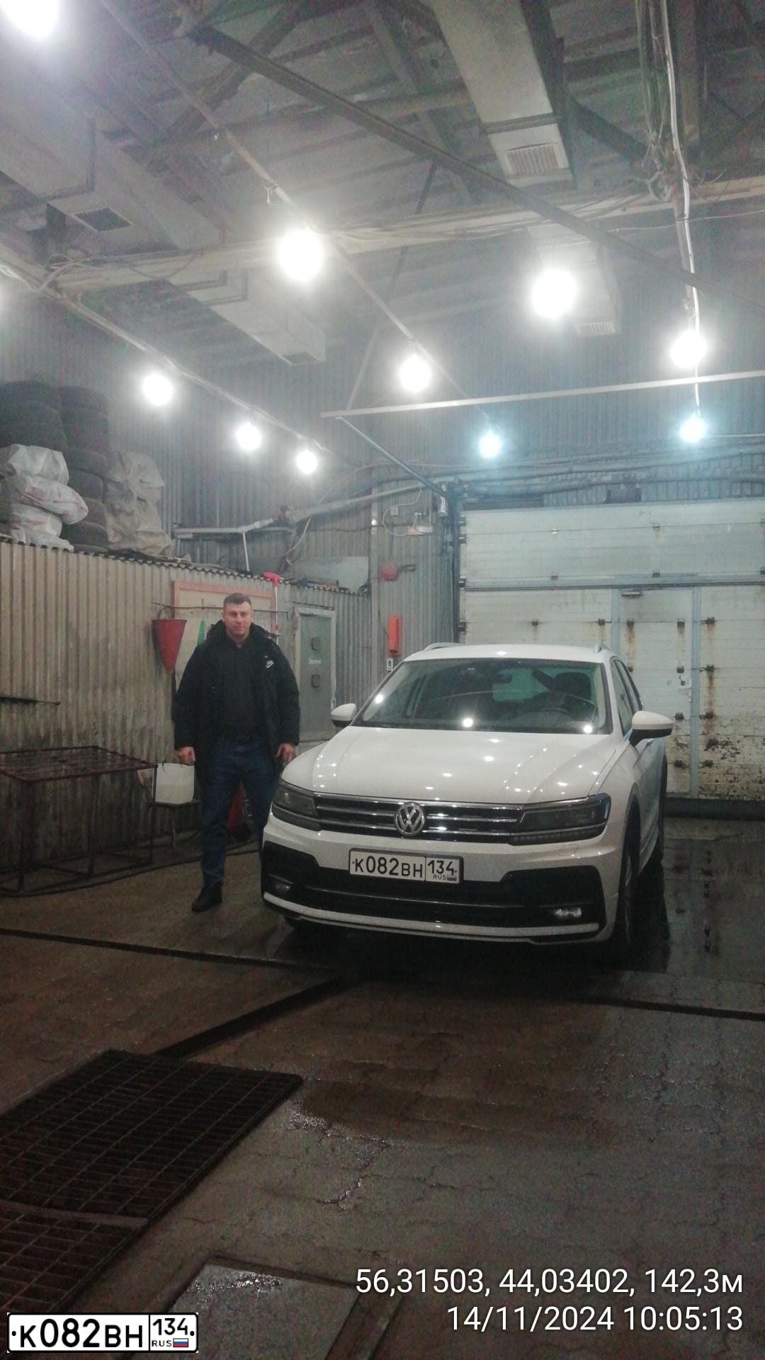 Фото автомобиля VOLKSWAGEN TIGUAN, 2020 — госномер У757НС152. Цвет: Белый