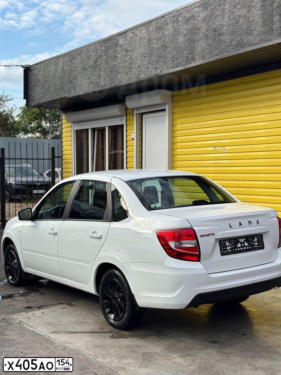 Фото автомобиля LADA 2190 GRANTA, 2020 — госномер Х405АО154. Цвет: Белый