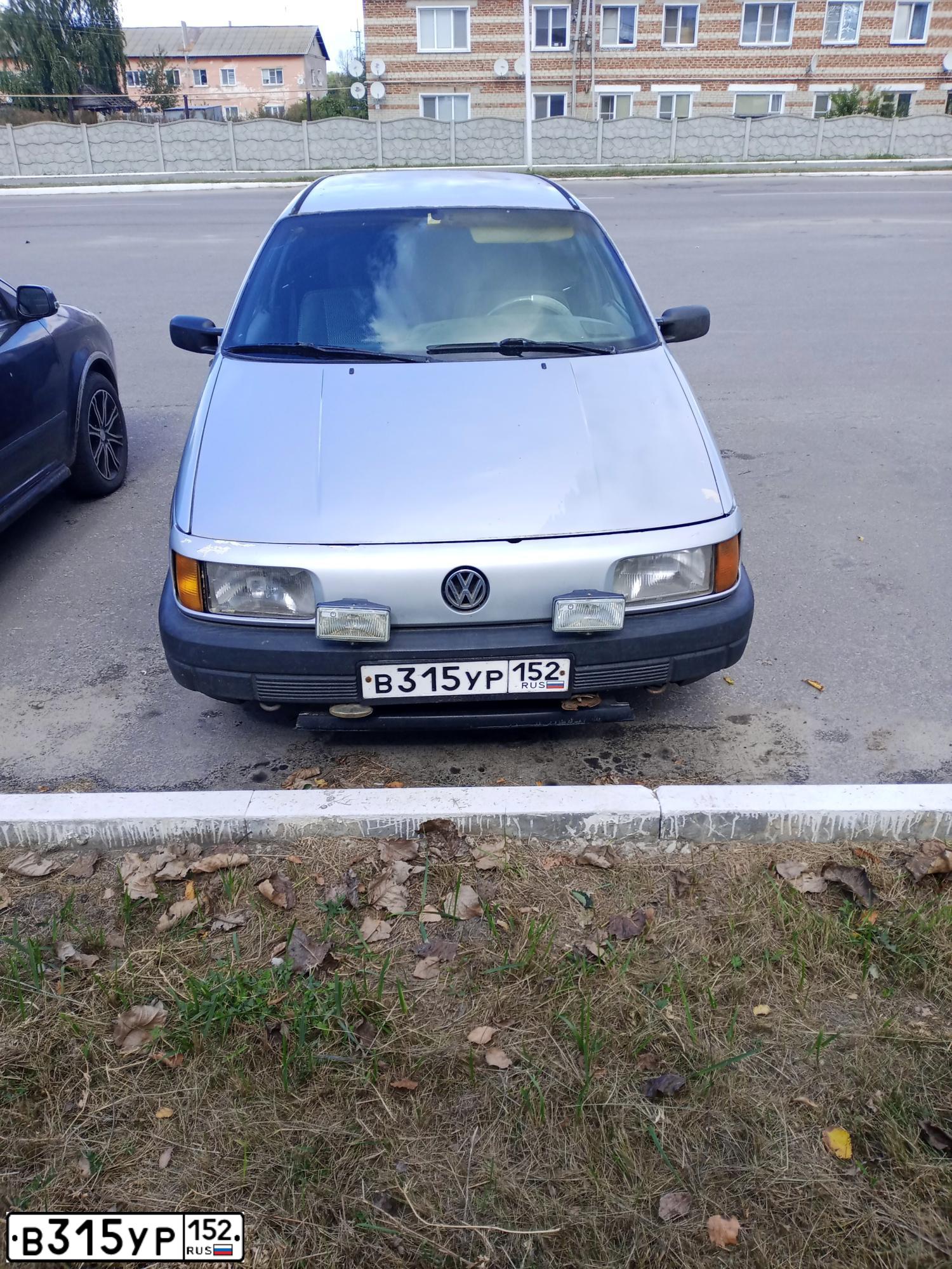 Фото автомобиля VOLKSWAGEN PASSAT, 1988 — госномер В315УР152. Цвет: СВЕТЛО-СЕРЫЙ