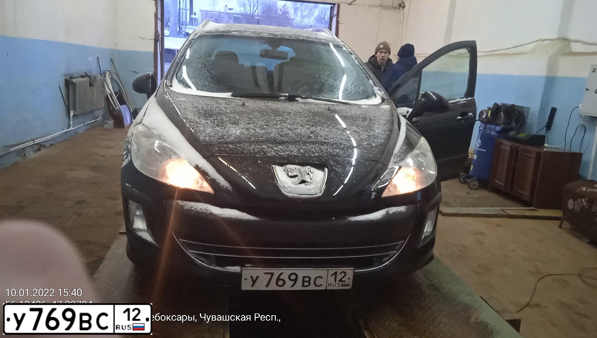 Фото автомобиля PEUGEOT 308, 2009 — госномер М400ЕМ21. Цвет: ЧЕРНЫЙ