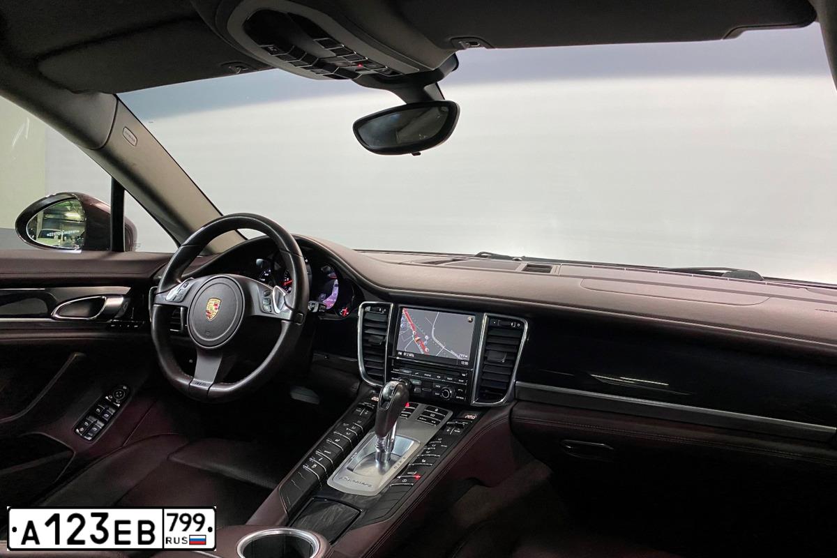Фото автомобиля PORSCHE PANAMERA, 2012 — госномер Р979СК750. Цвет: Коричневый