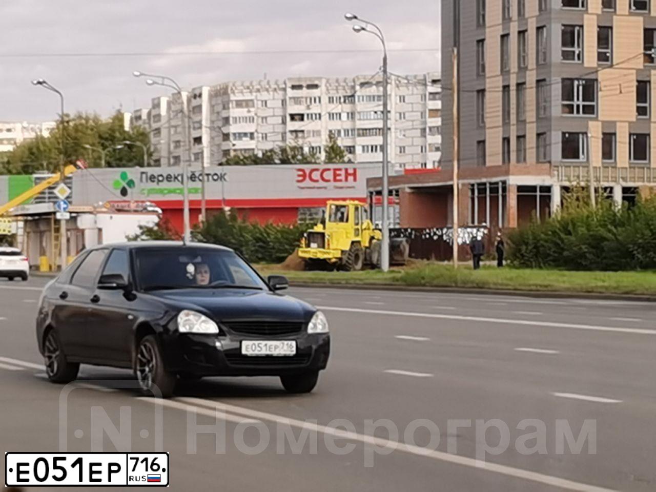 Фото автомобиля LADA 2172 PRIORA, 2014 — госномер Е051ЕР716. Цвет: Сине-Черный