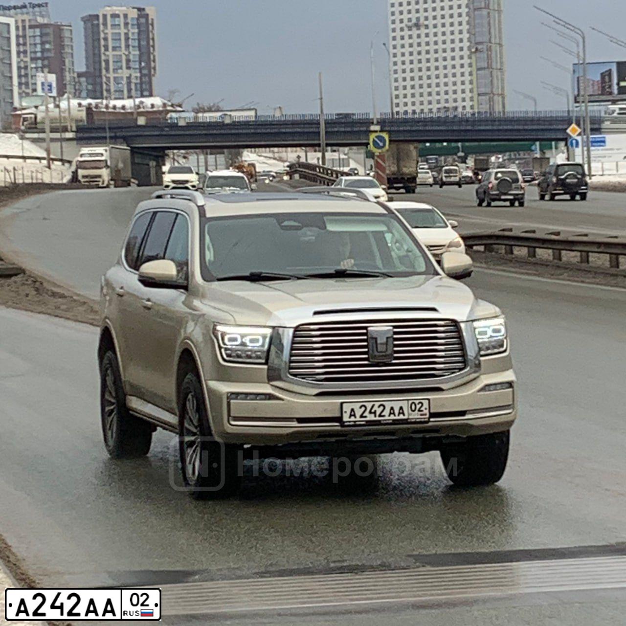 Фото автомобиля TOYOTA LANDCRUISER, 2016 — госномер А242АА02. Цвет: Серый