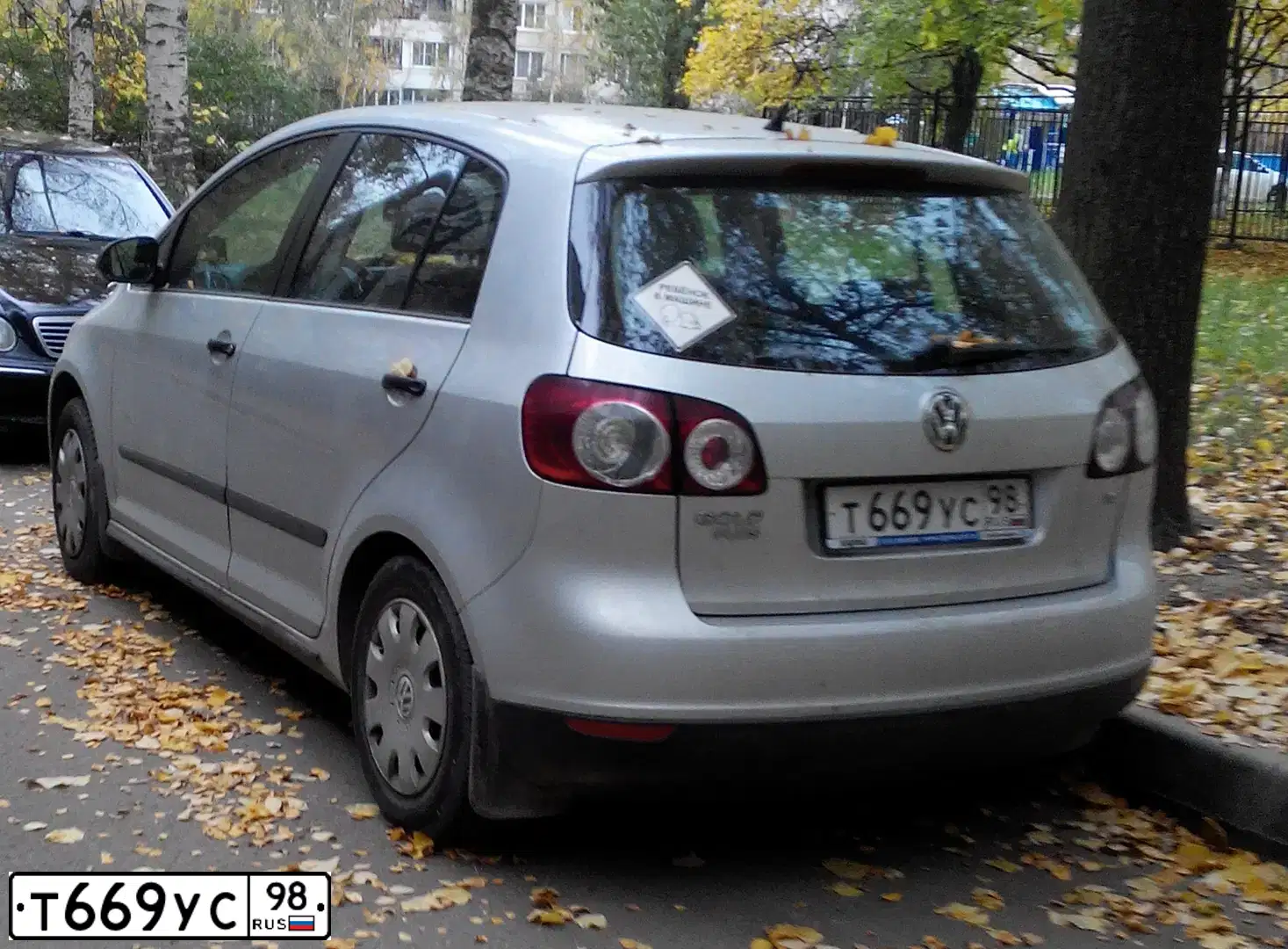 Фото автомобиля VOLKSWAGEN GOLF, 2006 — госномер Т669УС98. Цвет: СЕРЕБРИСТЫЙ