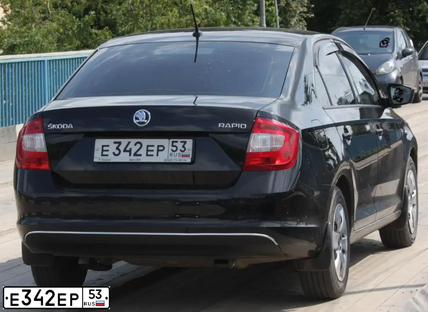 Фото автомобиля SKODA RAPID, 2015 — госномер Е342ЕР53. Цвет: ЧЕРНЫЙ