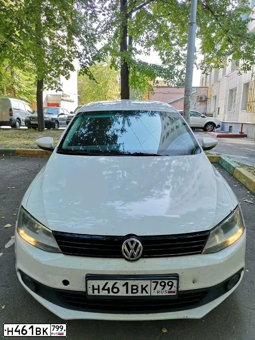 Фото автомобиля VOLKSWAGEN JETTA, 2014 — госномер Е818ХЕ134. Цвет: БЕЛЫЙ