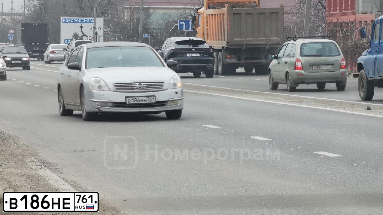 Фото автомобиля NISSAN TEANA, 2006 — госномер В186НЕ761. Цвет: СЕРЫЙ