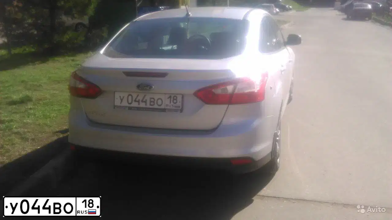 Фото автомобиля FORD FOCUS, 2011 — госномер У044ВО18. Цвет: серебристый